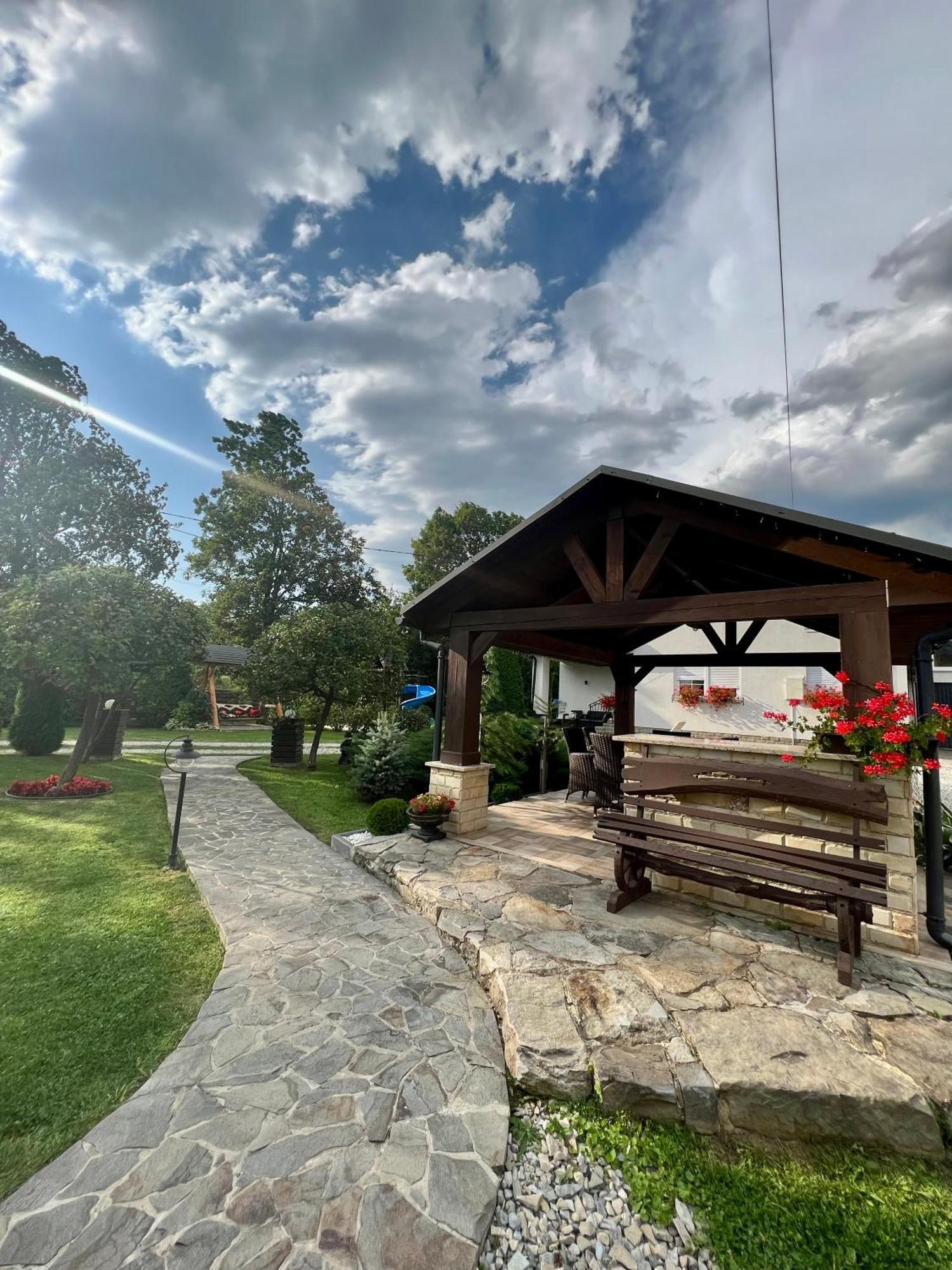 Arnica Otel Yasinya Dış mekan fotoğraf